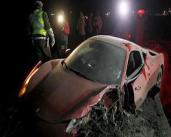 Футболист итальянского "Ювентуса" Артуро Видаль попал в страшное ДТП и сильно повредил свою Ferrari. (Фото) Футболист итальянского "Ювентуса" Артуро Видаль попал в страшное ДТП и сильно повредил свою Ferrari. (Фото)